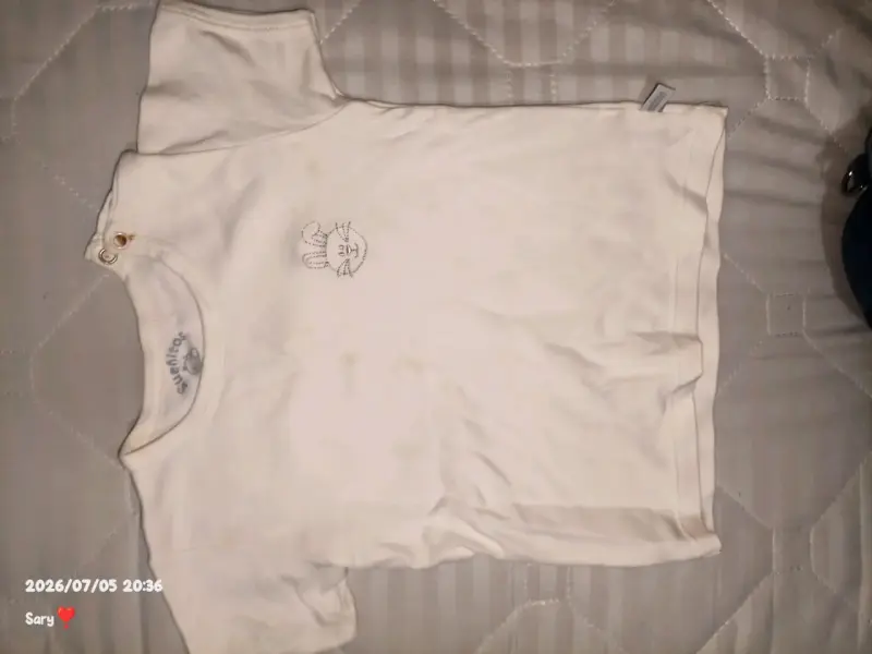 Polera blanca de bebé con diseño bordado - 2