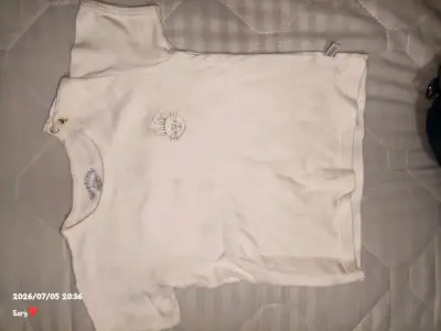 Polera blanca de bebé con diseño bordado - miniatura 2