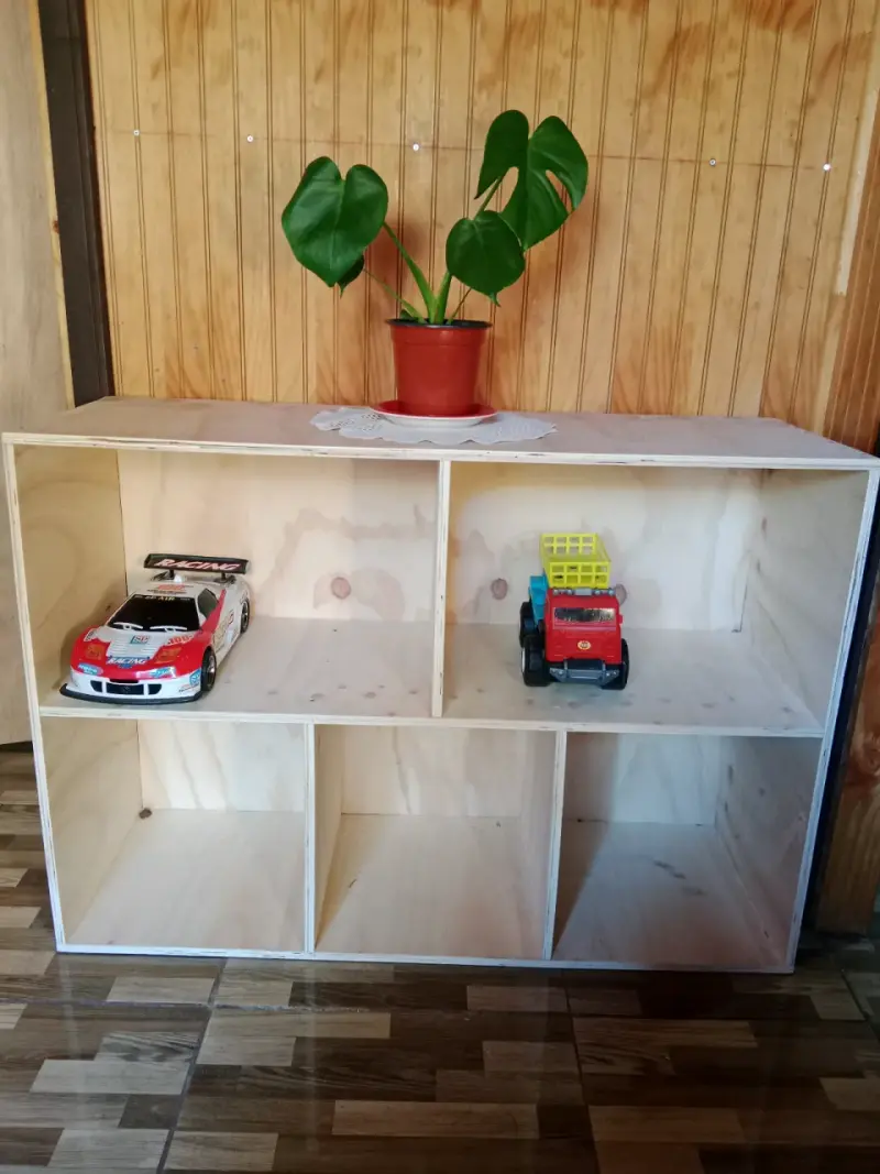 Estante de madera con compartimentos - 1