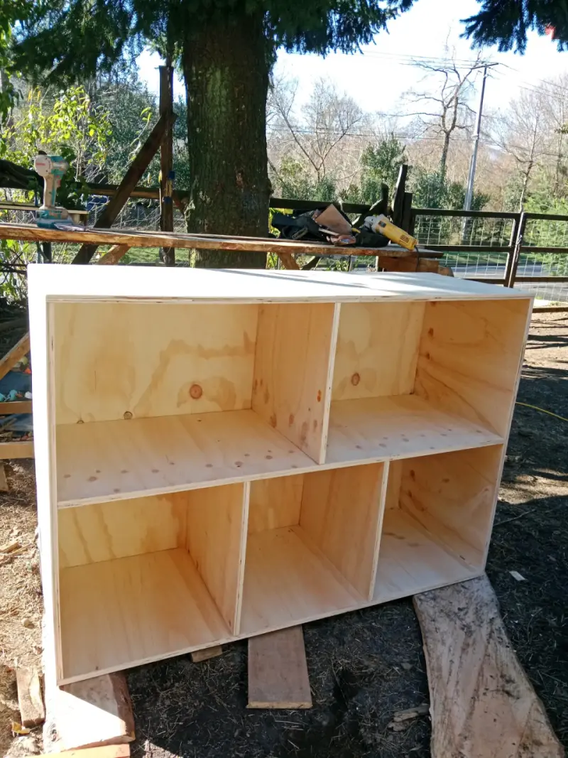 Estante de madera con compartimentos - 2