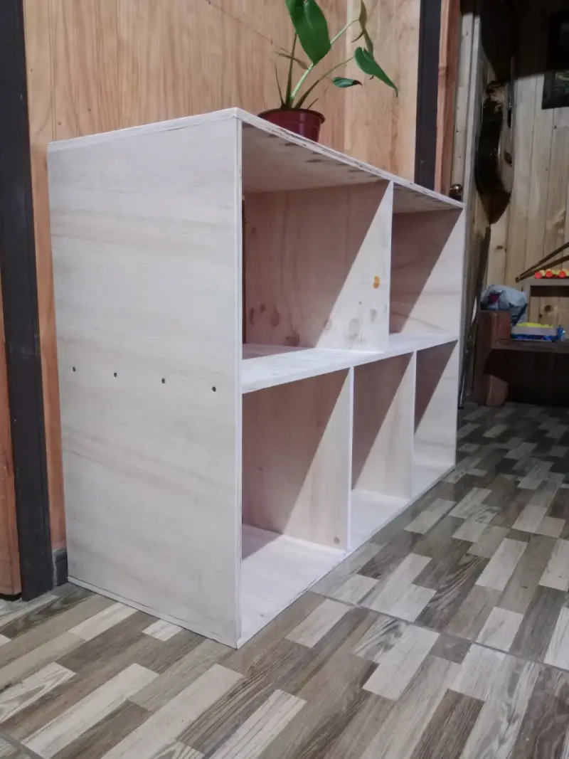 Estante de madera con compartimentos - 5