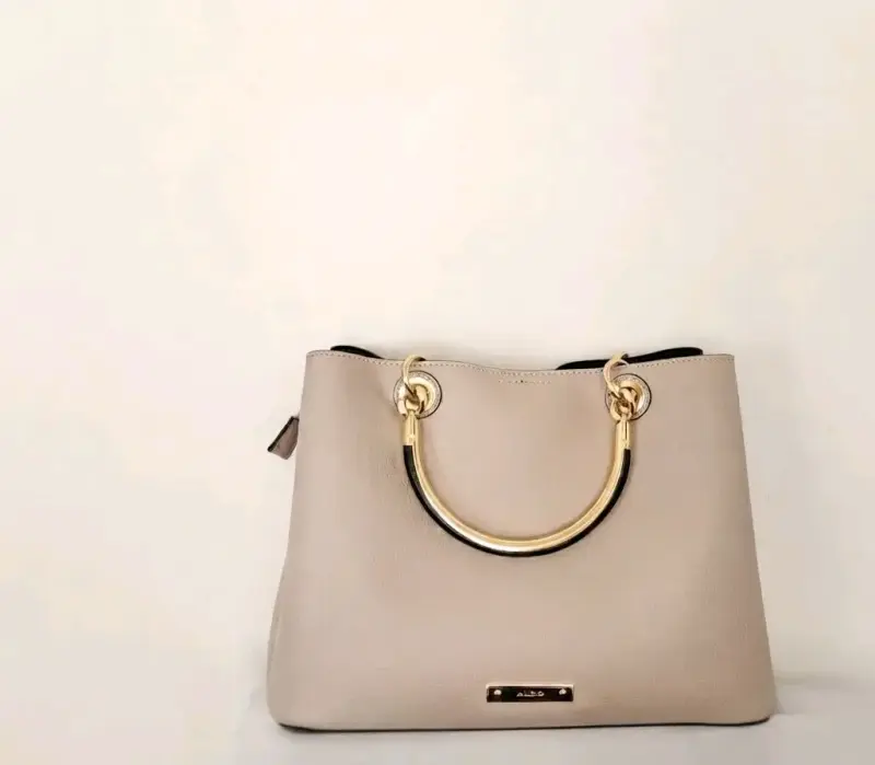 Cartera beige con asas doradas Aldo