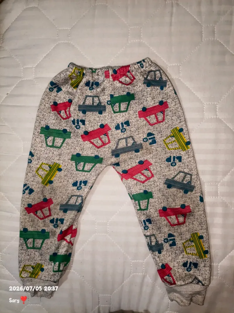 Pantalón infantil con estampado de autos - 1