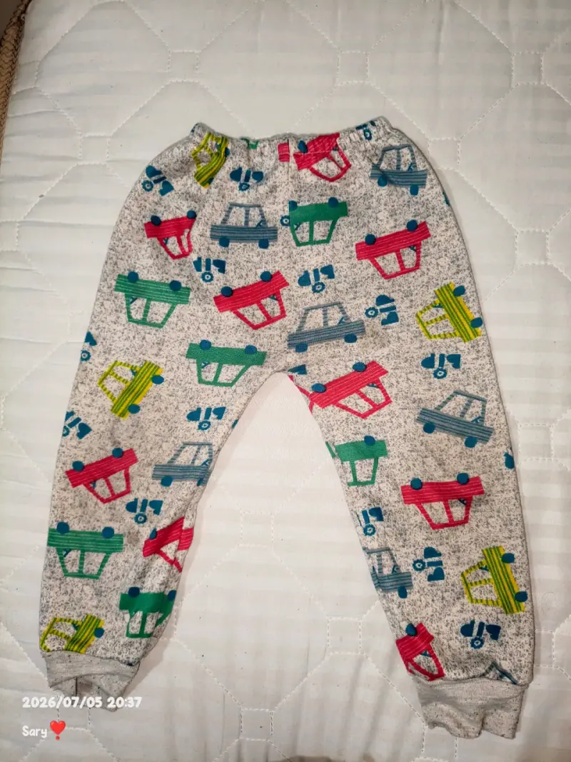 Pantalón infantil con estampado de autos - 2