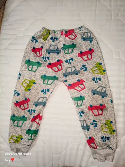 Pantalón infantil con estampado de autos - miniatura 2