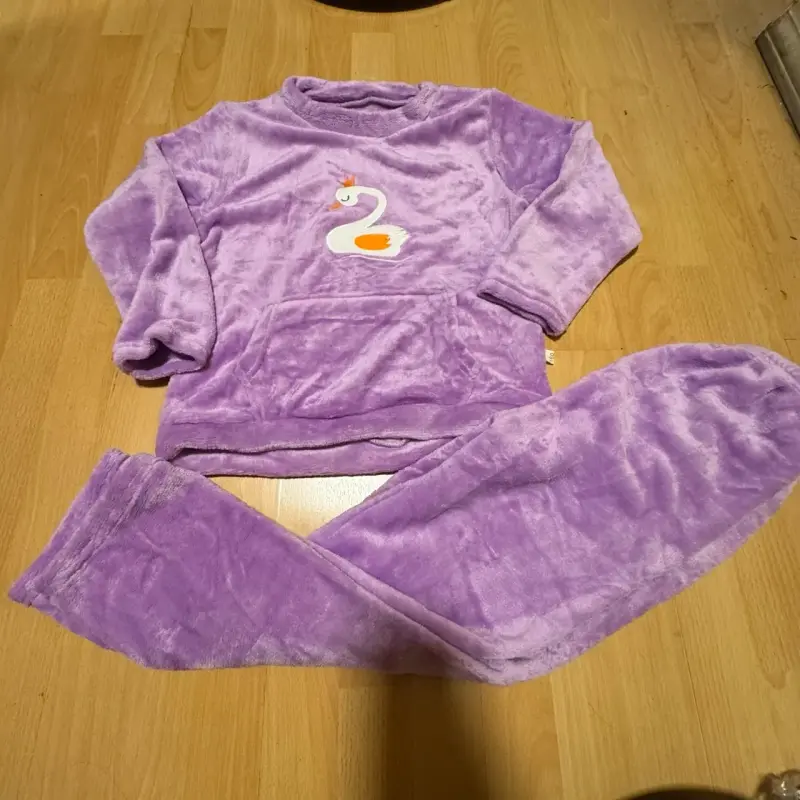 Pijama polar infantil morado con diseño de cisne - 1