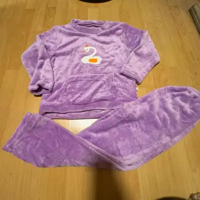 Pijama polar infantil morado con diseño de cisne - miniatura 1