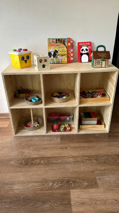 Estante de madera para juguetes y libros - miniatura 1