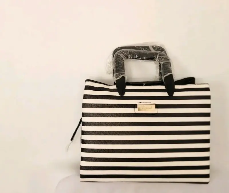 Bolso de mano rayado blanco y negro