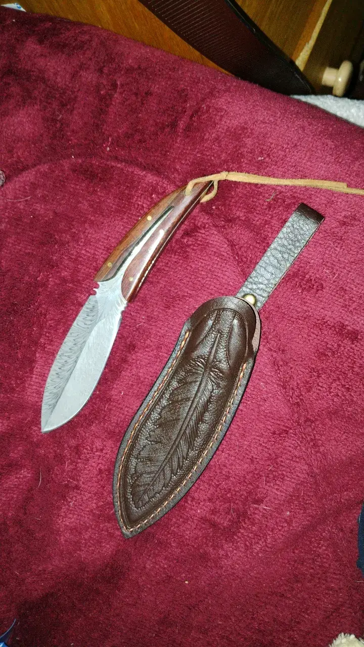 Cuchillo artesanal con funda de cuero - 1