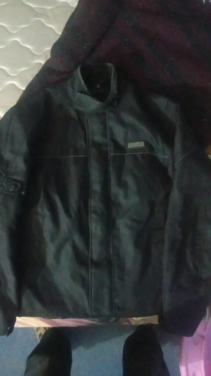 Chaqueta negra de motociclista resistente