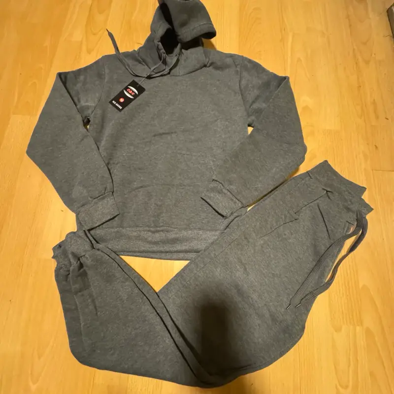 Conjunto deportivo gris con capucha - 1