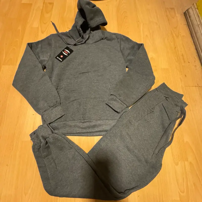Conjunto deportivo gris con capucha - 2