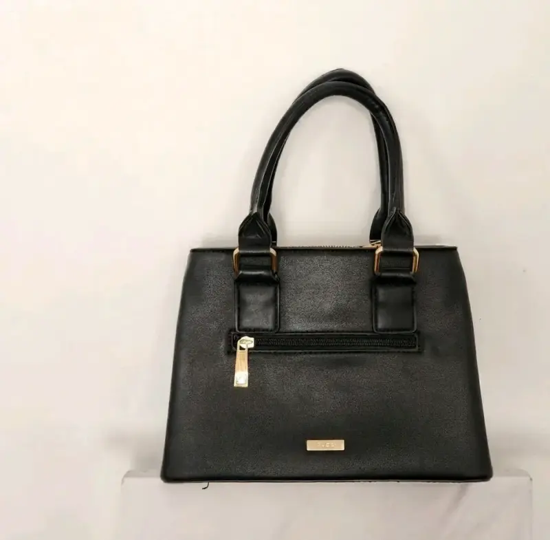 Cartera de cuero negra elegante