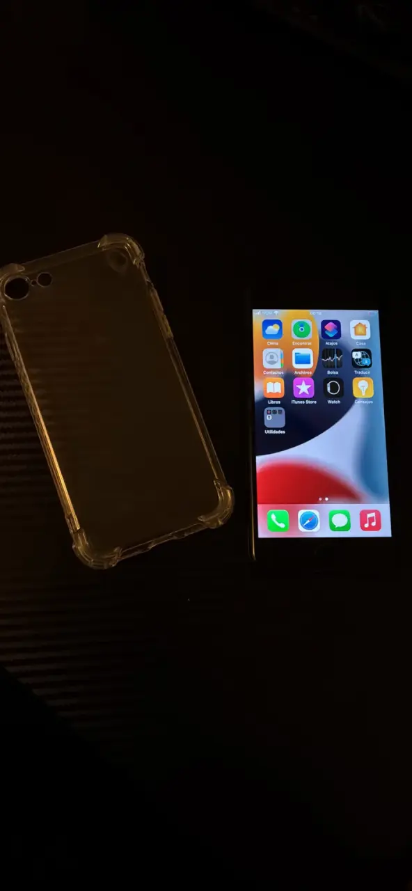 iPhone 7 con carcasa transparente - 1