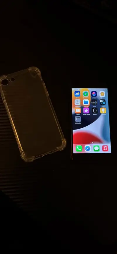 iPhone 7 con carcasa transparente - miniatura 1