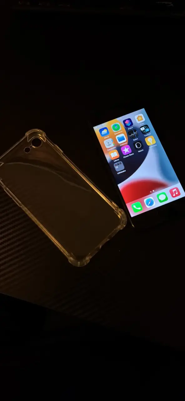 iPhone 7 con carcasa transparente - 4