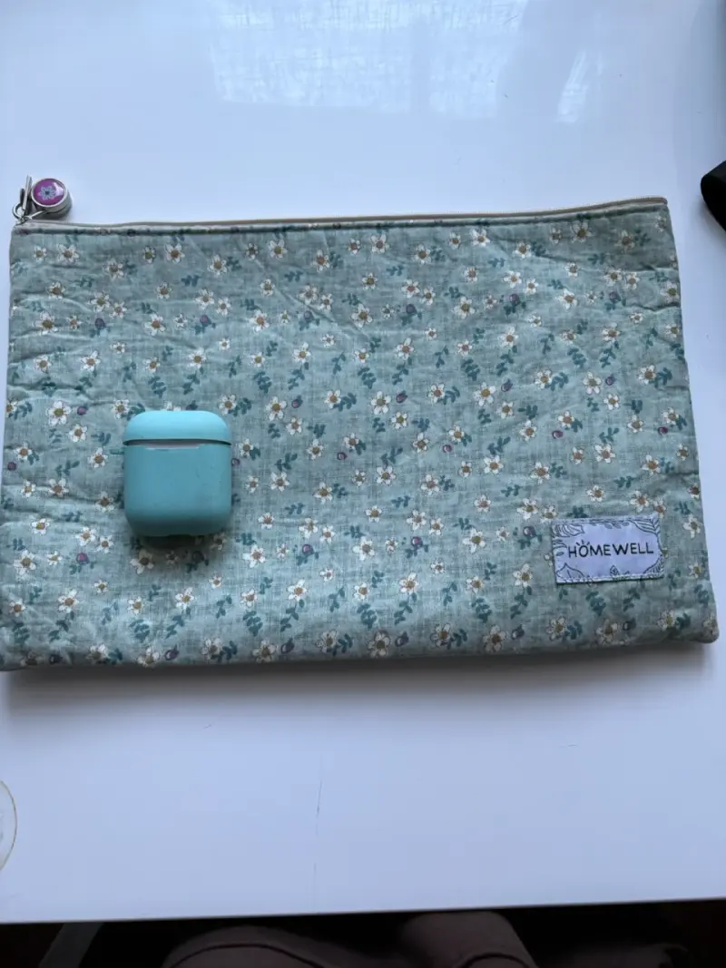 Estuche grande (comparado con unos AirPods) - 2