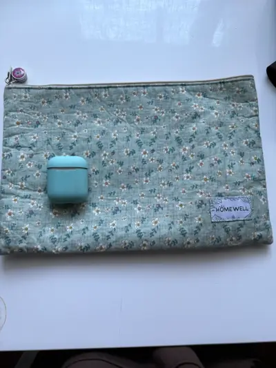 Estuche grande (comparado con unos AirPods) - miniatura 2