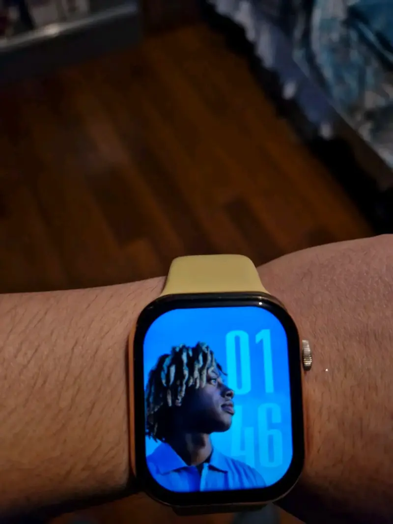 Smartwatch con correa amarilla y pantalla grande - 1