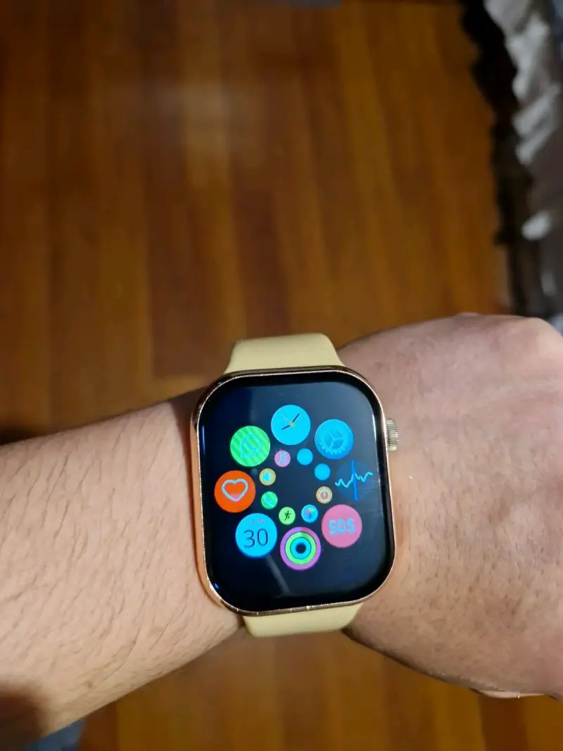 Smartwatch con correa amarilla y pantalla grande - 3
