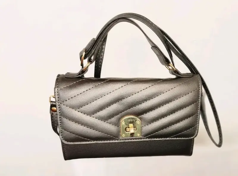 Cartera de mano negra con diseño acolchado