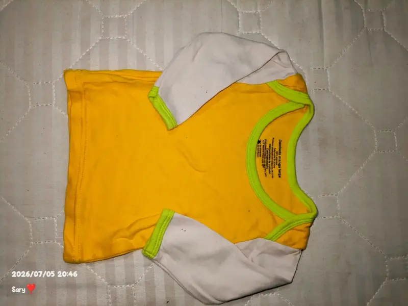 Polera infantil amarilla con mangas largas - 2