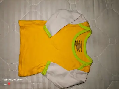 Polera infantil amarilla con mangas largas - miniatura 2