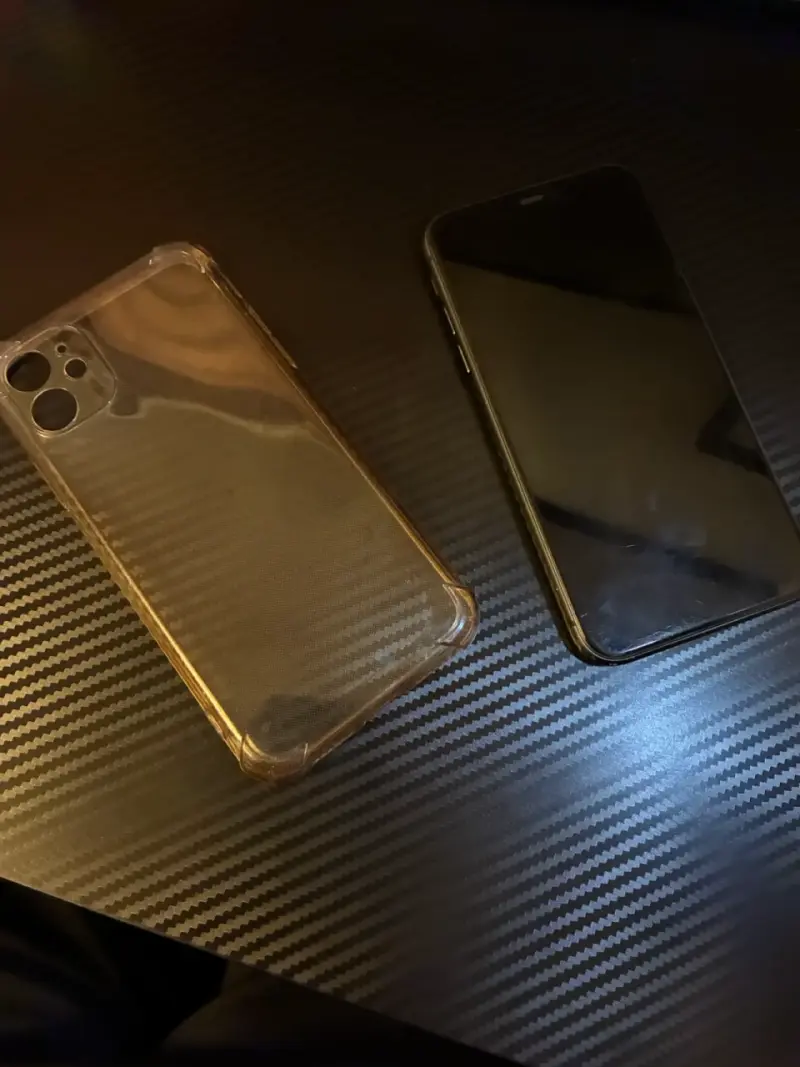 Iphone con funda transparente - 1