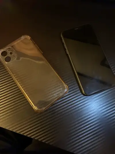 Iphone con funda transparente - miniatura 1