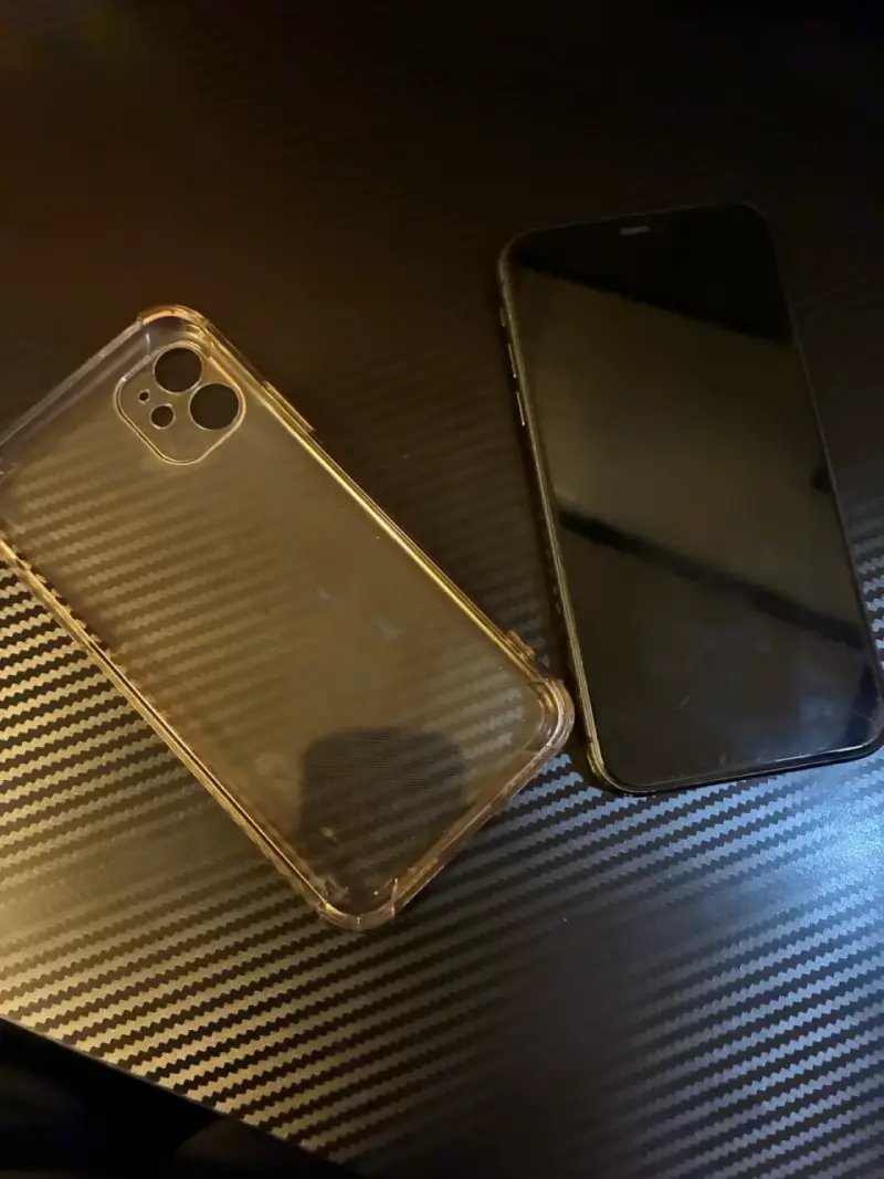 Iphone con funda transparente - 5