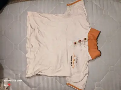 Polera infantil blanca con cuello naranja - miniatura 1