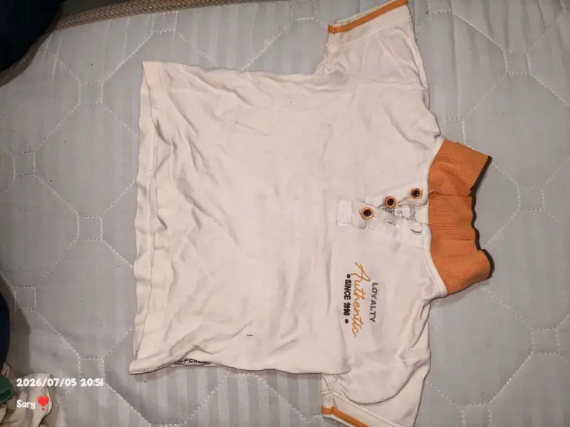 Polera infantil blanca con cuello naranja - 2