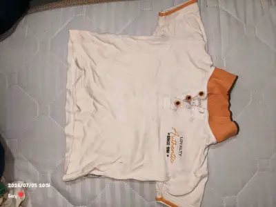 Polera infantil blanca con cuello naranja - miniatura 2