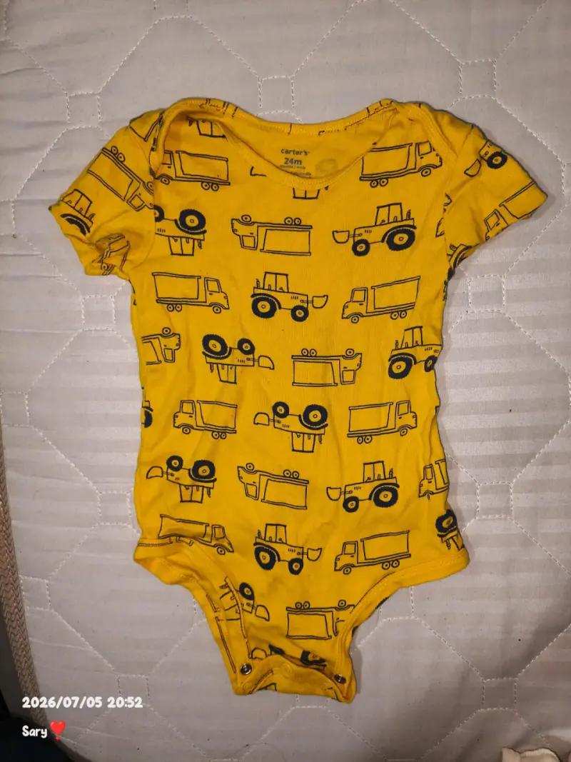 Body de bebé amarillo con estampado de vehículos - 2