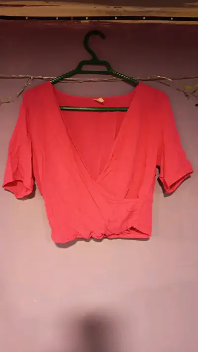 Blusa roja con escote en V - miniatura 1