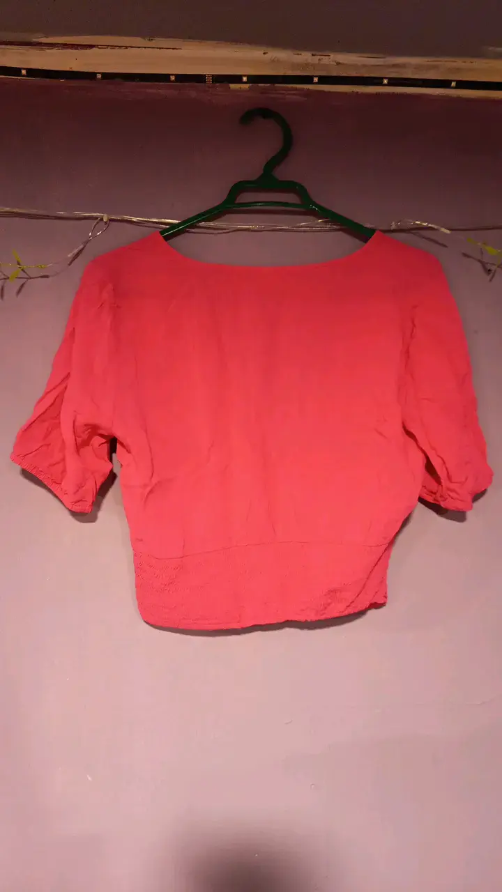 Blusa roja con escote en V - 2
