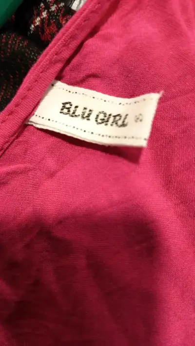 Blusa roja con escote en V - miniatura 3