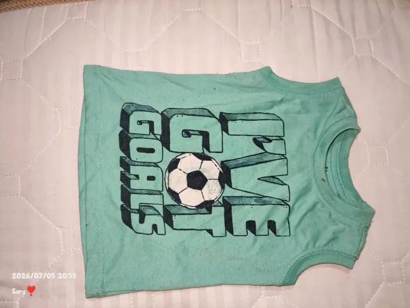 Polera infantil verde con estampado de fútbol - 1