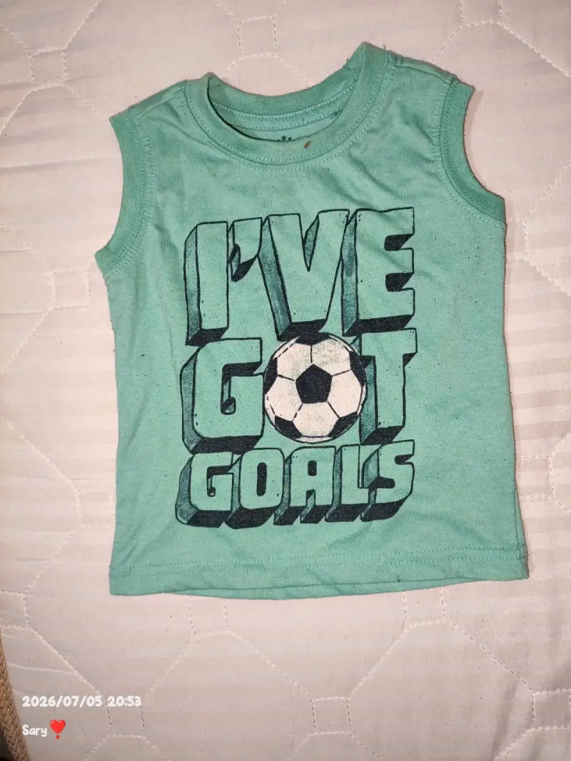 Polera infantil verde con estampado de fútbol - 2