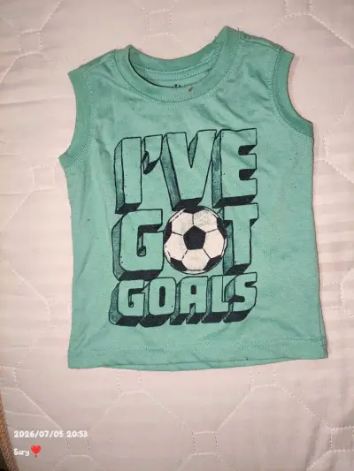 Polera infantil verde con estampado de fútbol - miniatura 2