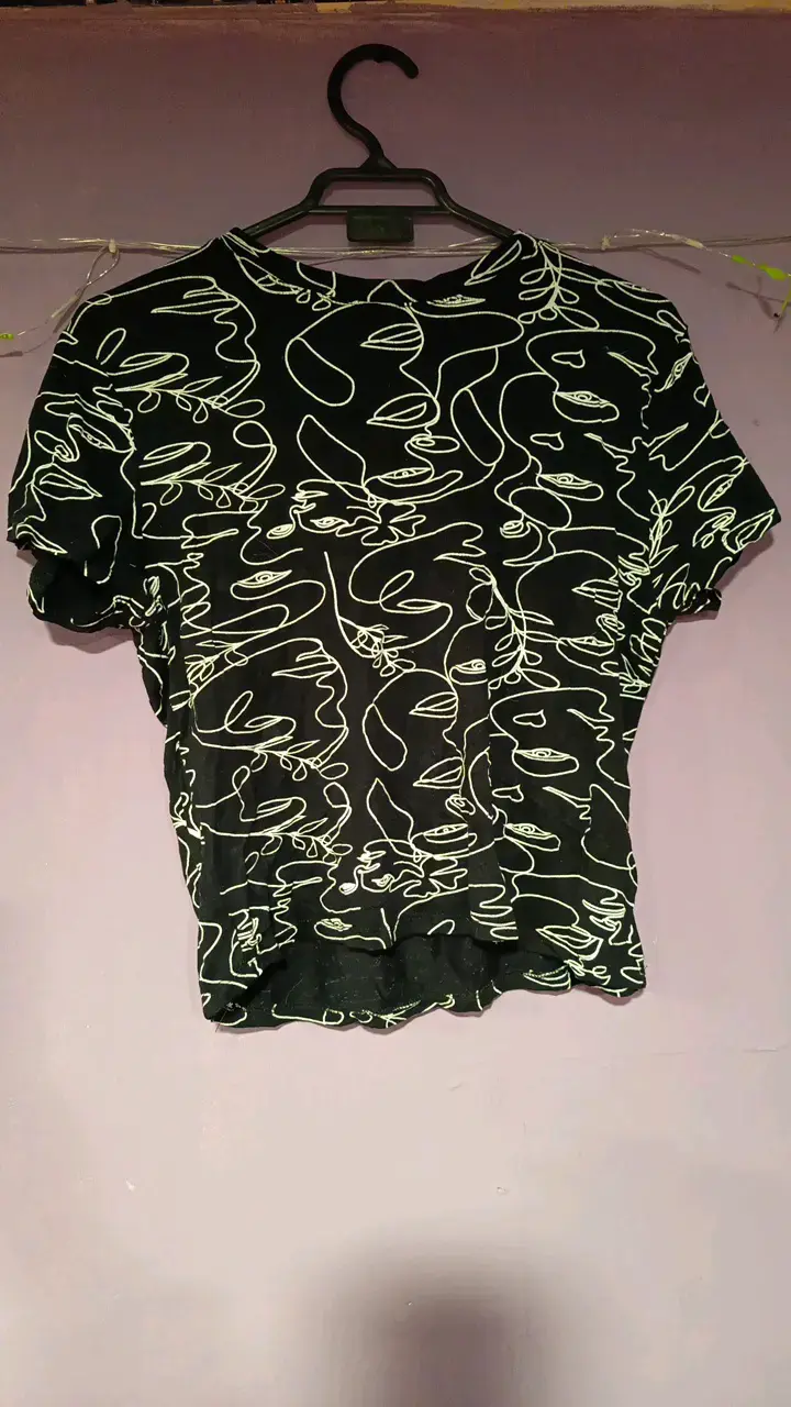 Polera negra con diseño abstracto - 1