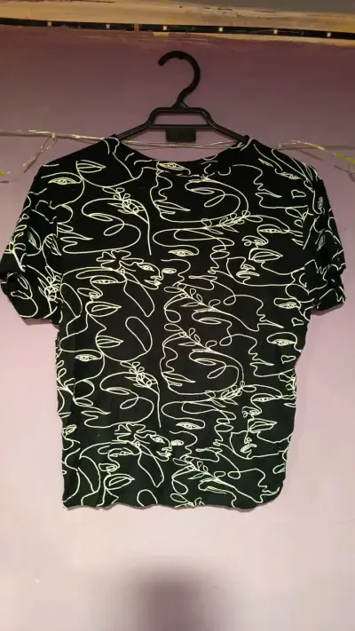Polera negra con diseño abstracto - miniatura 2