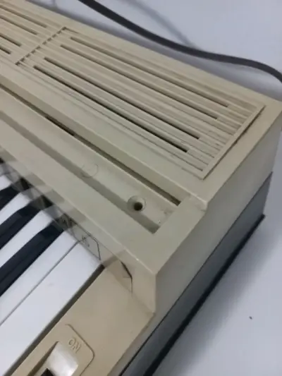 Órgano eléctrico Magnus vintage para reparar - miniatura 2