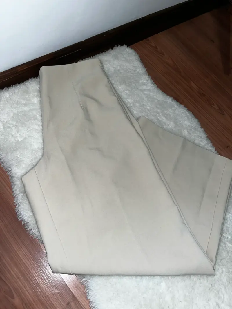 Pantalones beige elegantes para mujer - 1