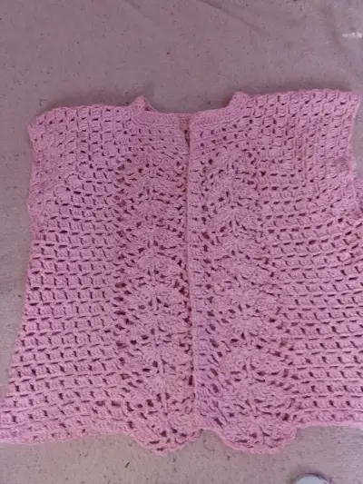 Chaleco tejido a crochet rosado - miniatura 1
