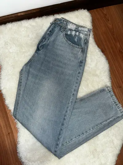 Jeans de mezclilla azul claro desgastados - miniatura 1
