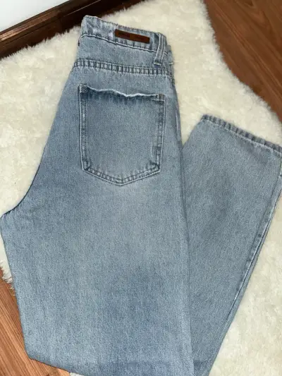 Jeans de mezclilla azul claro desgastados - miniatura 2