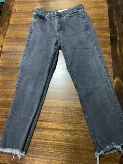 Jeans gris oscuro con dobladillo deshilachado - miniatura 1
