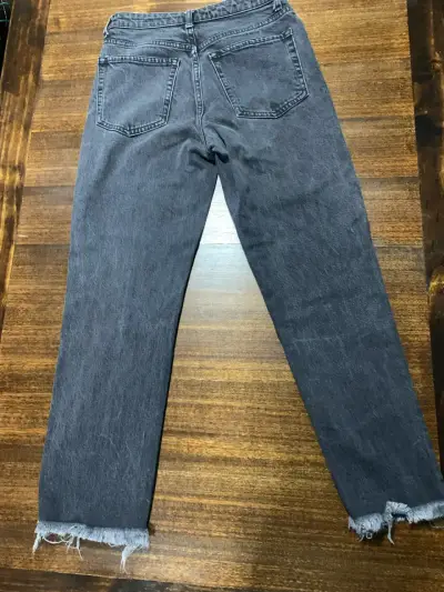 Jeans gris oscuro con dobladillo deshilachado - miniatura 2